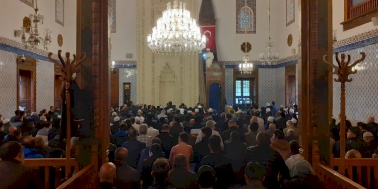Jemaah laki-laki melaksanakan Shalat Ied di Masjid Haci Bayram, Turki