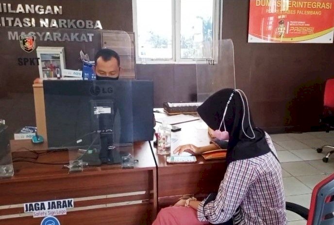 Ermi seorang ibu rumah tangga yang menjadi korban KDRT suaminya saat melapor ke SPKT Polrestabes Palembang, Kamis (5/5). (Ist/rmolsumsel.id)
