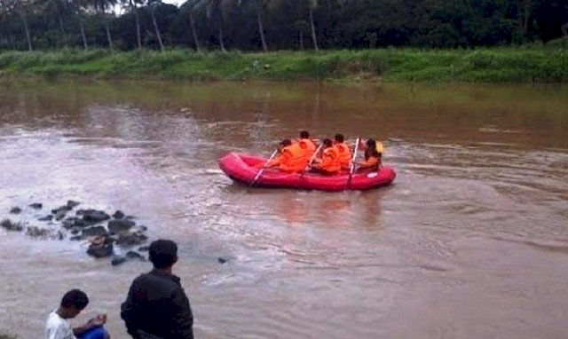 Anggota BPBD OKU saat melakukan penyisiran mencari Indra Septiawan yang tenggelam di Sungai Ogan, Kamis (5/5). (Ist/rmolsumsel.id)