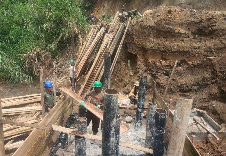 Tampak warga sudah memulai pembangunan pondasi jembatan Sungai Endikat, Desa Segamit, Muara Enim. (Noviansyah/RMOLSumsel.id). 