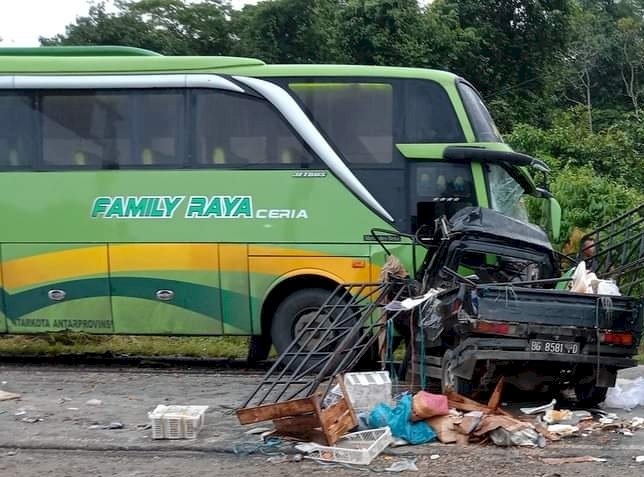 Bus Family Raya Ceria terlibat tabrakan dengan mobil pikap yang mengangkut warga di Desa Rantau Jaya, Kabupaten Muratara, Jumat (29/4). (Ist/rmolsumsel.id)