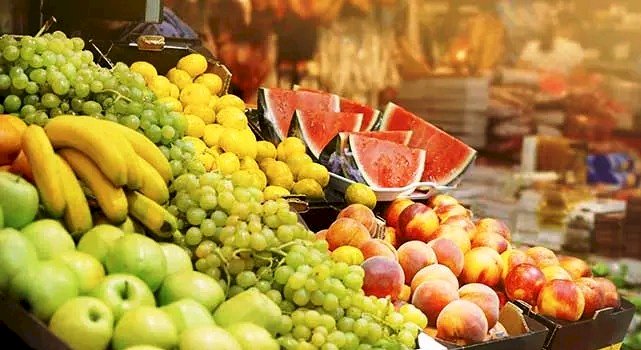 Buah-buahan penurun kolesterol antara lain jeruk, apel, semangka, anggur. (Ist/rmolsumsel.id)