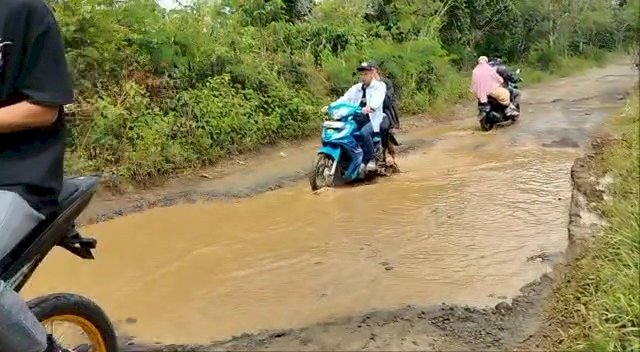 Kondisi jalan rusak dan berkubang sangat dikeluhkan masyarakat SDU Muara Enim. (Noviansyah/RMOLSumsel.id). 
