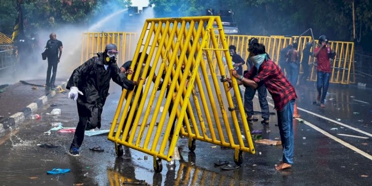 Aksi demonstran di Kolombo. (Istimewa/rmolsumsel.id)