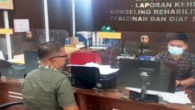Sulaiman korban pengeroyokan Pasutri di Pasar 16 Ilir melapor ke SPKT Polrestabes Palembang, Minggu (8/5). (Ist/rmolsumsel.id)