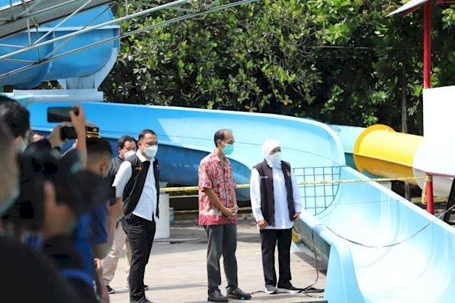 Gubernur Jawa Timur Khofifah Indar Parawansa dan Wali Kota Surabaya Ery Cahyadi memeriksa kondisi seluncuran di Waterpark Kenpark Surabaya, Minggu (8/5). (Ist/rmolsumsel.id)