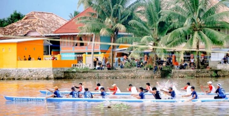 Peserta lomba bidar tradisional memacu bidarnya di Sungai Komering Kota Kayuagung, Minggu (8/5). (Ist/rmolsumsel.id)