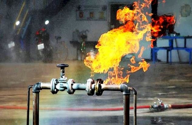 Ilustrasi ledakan dan semburan api dari pipa gas. (Net/rmolsumsel.id)