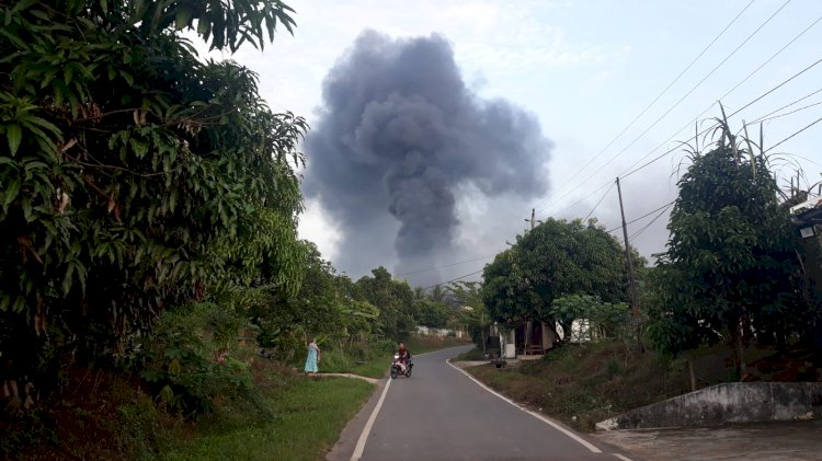 Ledakan pipa gas Pertamina yang terlihat di kejauhan. (Istimewa/rmolsumsel.id)