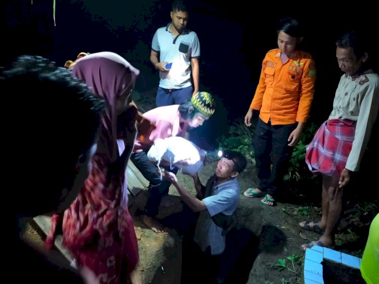 Balita Za saat dikebukiman pihak keluarga usai ditemukan tak bernyawa lantaran tenggelam di Sungai Musi. (Ist). 