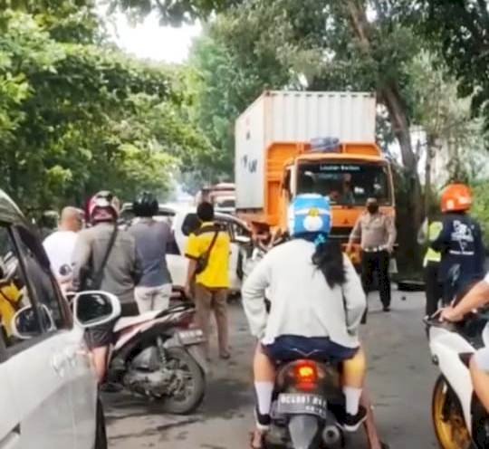 Lakalantas travel bernomor polisi asal Bengkulu bertabrakan dengan truk kontainer pengangkut biji sawit /Foto:ist