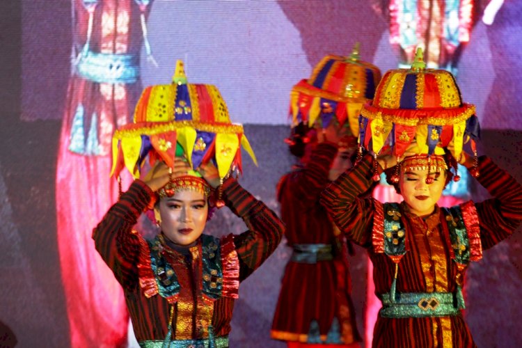 Tim kesenian Kabupaten OKU menampilkan tarian Mahar Agung pada pembukaan Festival Rentak Batanghari, Selasa (10/5). (Humaidy Kenedy/rmolsumsel.id) 