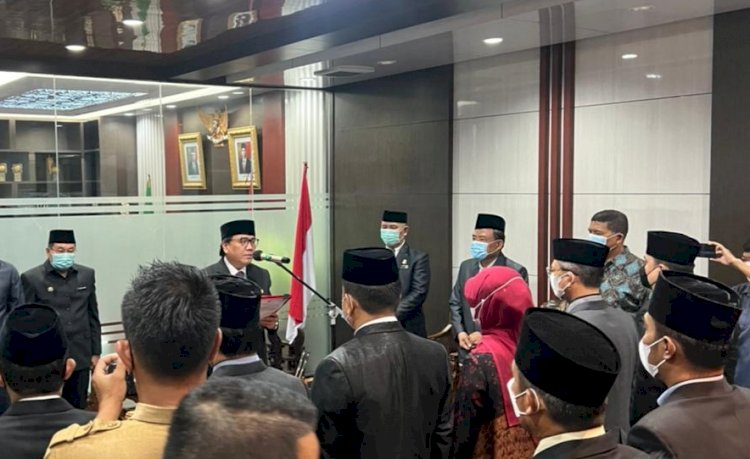 Pj Bupati Muara Enim Nasrun Umar melantik 9 pejabat Pemkab Muara Enim, Senin malam (9/5). (Noviansyah/rmolsumsel.id)