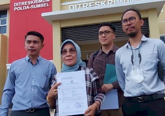 Titis Rachmawati, SH, MH, CLA, dan tim menunjukkan bukti laporan ke SPKT Polda Sumsel usai mendampingi Briptu Suci Darma menjalani pemeriksaan, Selasa (10/5) siang/Foto:ist