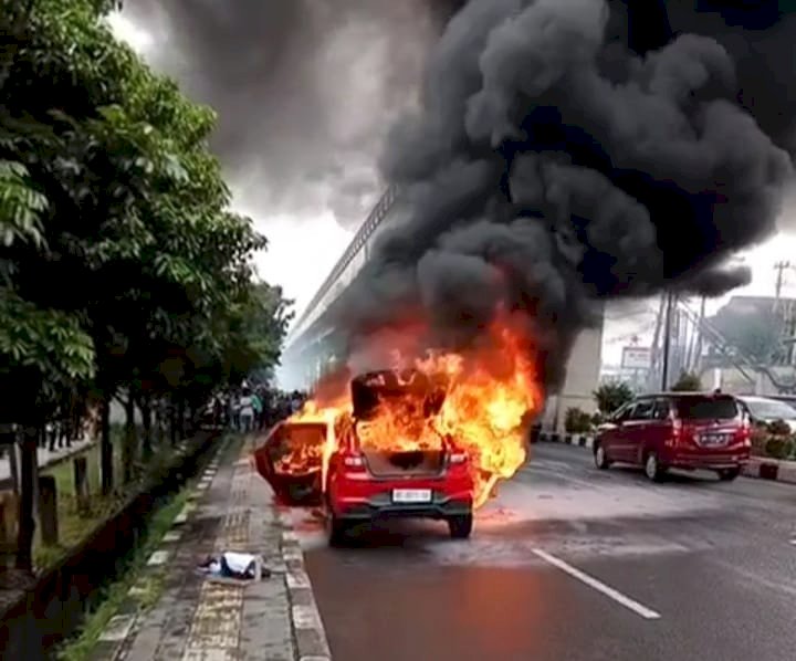 Kondisi mobil Baleno yang terbakar di Jalan Kol H Barlian, Palembang. (Istimewa/rmolsumsel.id)