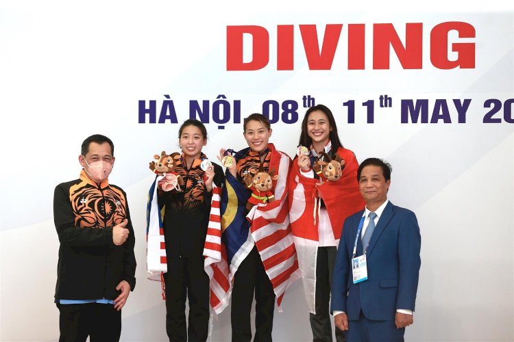 Atlet loncat indah Malaysia menyabet medali emas dan perunggu nomor Women's Individual 3m Springboard SEA Games XXXI. (Viesgoc/rmolsumsel.id)
