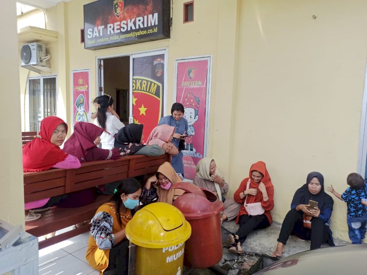 Emak-emak saat mendatangi Polres Musi Banyuasin. (Amarullah Diansyah/rmolsumsel.id)