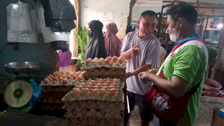 Pedagang telur di pasar Muara Enim sedang melayani pelanggan. (Noviansyah/rmolsumsel.id)