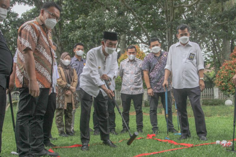 Wali Kota Palembang Harnojoyo mencoba olahraga gateball. (Noviansyah/Rmolsumsel). 