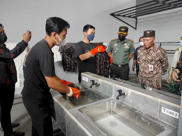 Sekda Muba Apriyadi didampingi Dandim 0401 Muba Letkol (Arh) Faris Kurniawan melihat proses pembuatan kain gambo. (Amarullah Diansyah/Rmolsumsel.id). 