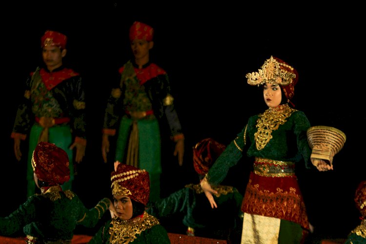 Cerita legenda candi Bumi ayu memukau penonton saat tampil di Festival Rentak Batanghari. (Humaidy Aditya Kenedy/Rmolsumsel.id). 