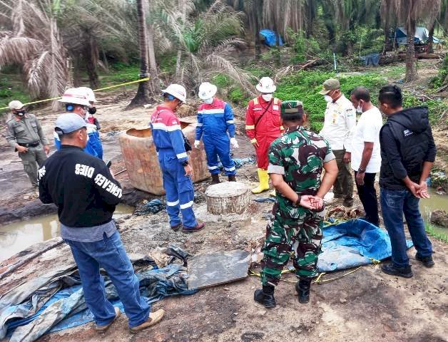 Sumur minyak tradisional di Dusun Praja, Desa Mata Ie, Ranto Peureulak, Aceh Timur, ditutup. Penutupan itu dikawal oleh petugas gabungan dari Polres Aceh Timur, Polsek Ranto Peureulak, Koramil 14/RTP, Satpol PP dan Dinas Pemadam Kebakaran wilayah setempat. (ist/rmolsumsel.id)