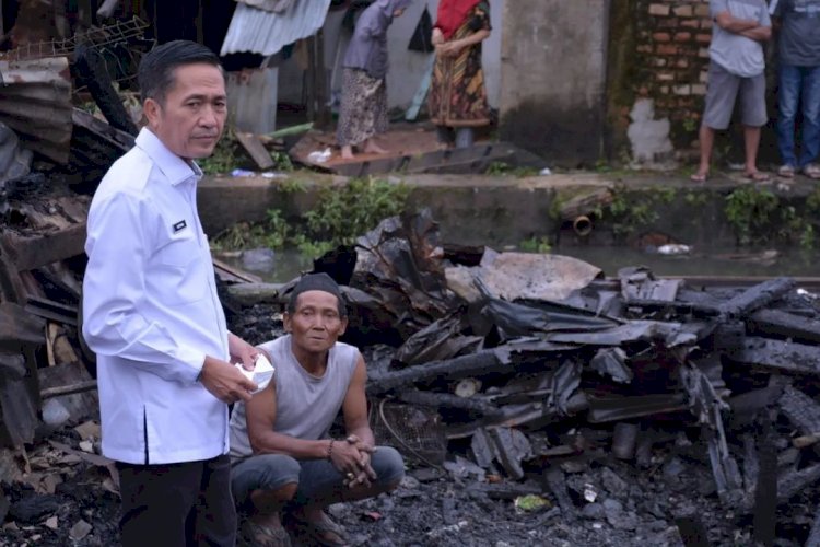 Sekda Palembang Ratu Dewa saat meninjau lokasi kebakaran di Lorong Manggar 1, Kelurahan Lawan Kidul , Kecamatan Ilir Timur II, Jumat (13/5). (Diskominfo Palembang/rmolsumsel.id)