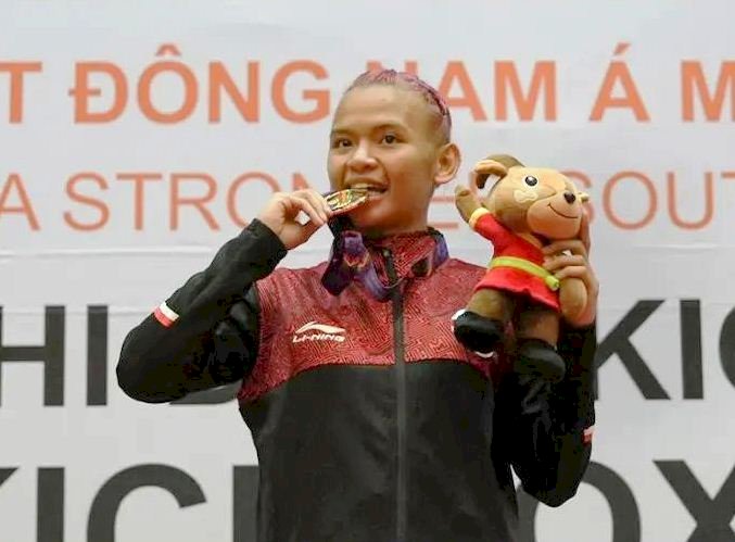 Kickboxer putri Indonesia Amanda La Loupatty meraih medali emas nomor Women’s Low Kick -52 kg usai mengalahkan wakil Filipina, Jumat malam (13/5). (NOC Indonesia/rmolsumsel.id)