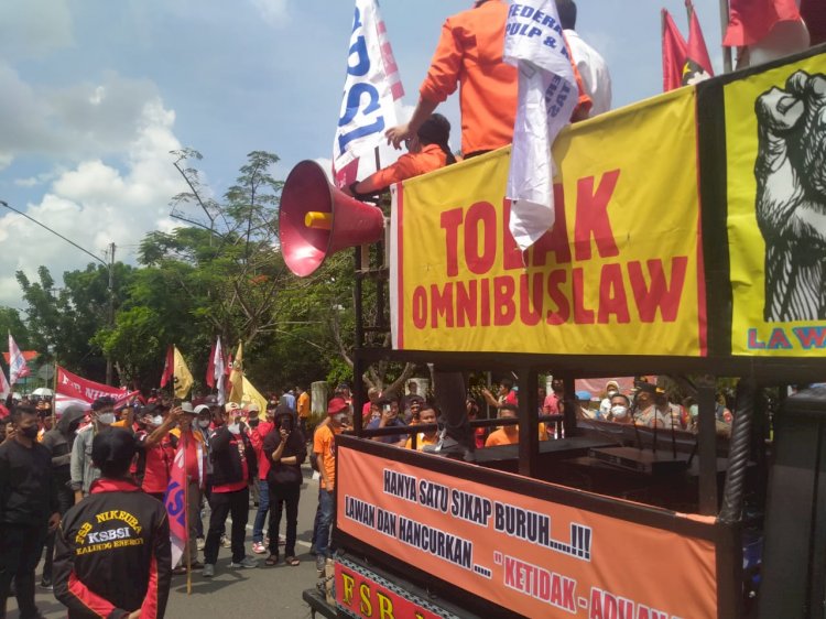 Ratusan buruh menggelar aksi nasional di depan Gedung DPRD Sumsel. (Humaidy Aditya Kenedy/Rmolsumsel.id). 