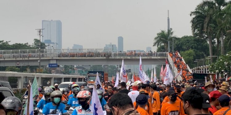 Massa demonstrasi dari Partai Buruh dan Gerakan Buruh Indonesia mengular hingga ke Jembatan Penyeberangan Orang di dekat Gedung DPR RI, Jakarta/RMOL