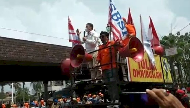 Wakil Ketua Komisi V DPRD Sumsel Mgs Syaiful Padli temui masa buruh di depan Kantor DPRD Sumsel/Dudi Oskandar/rmolsumsel.id
