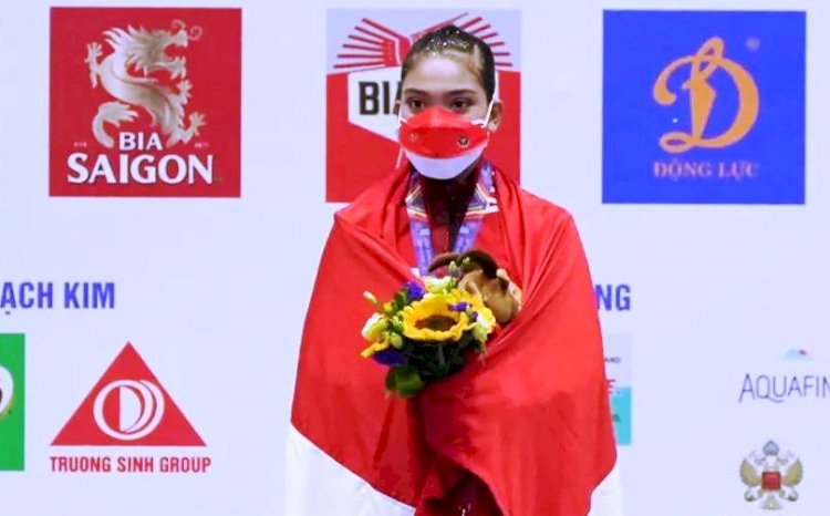 Atlet wushu Indonesia Alisya Mellynar meraih medali emas di nomor Women's Taolu Taijiquan, Sabtu (14/5). (NOC Indonesia/rmolsumsel.id)