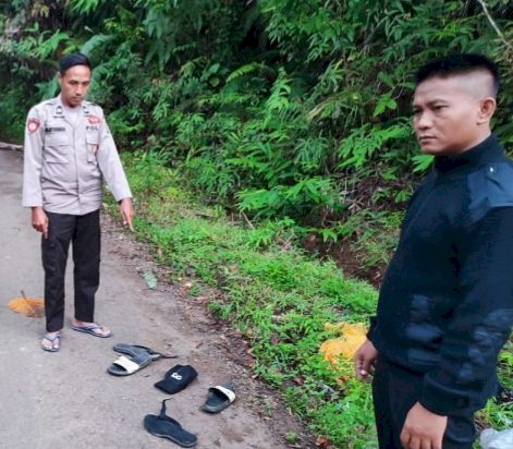 Polisi menunjukkan TKP korban perkelahian di Desa Tanjung Kurung Ilir, Minggu (15/5). (Ist/rmolsumsel.id) 