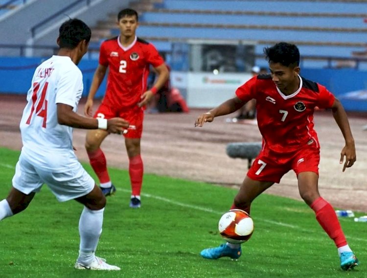 Gelandang tim U23 Indonesia Marselino Ferdinan mencoba melewati hadangan pemain Myanmar pada laga terakhir Grup A SEA Games XXXI Vietnam, Minggu sore (15/5). (PSSI/rmolsumsel.id) 