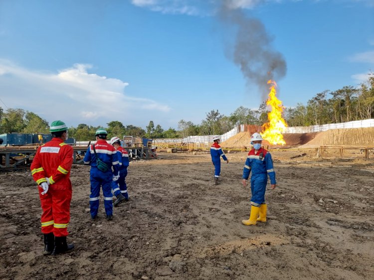 Manajemen SKK Migas memonitor langsung cadangan migas baru yaitu Sumur WLL-001 di Kabupaten Muara Enim, Sumatera Selatan. (SKK Migas/rmolsumsel.id)