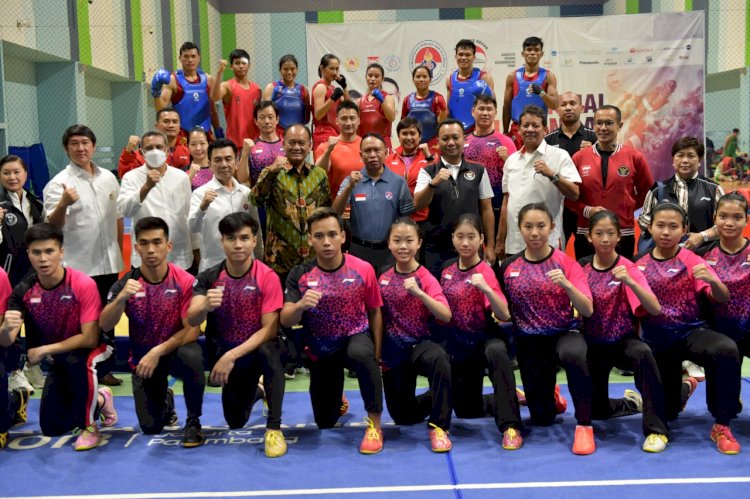 Menpora Zainudin Amali bersama tim Wushu Indonesia yang menjadi runner-up di SEA Games XXXI Vietnam. (Kemenpora/rmolsumsel.id)