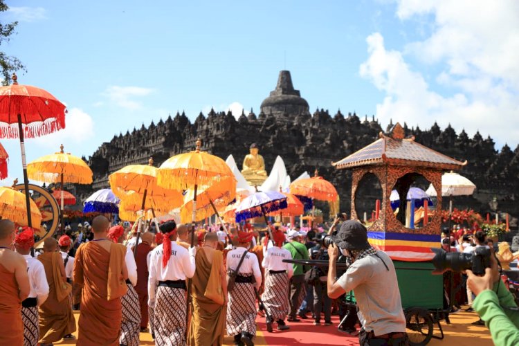 Ribuan umat Buddha memadati Candi Agung Borobudur setelah mengikuti Pawai Waisak, Senin (16/5). (Kemenag/rmolsumsel.id)