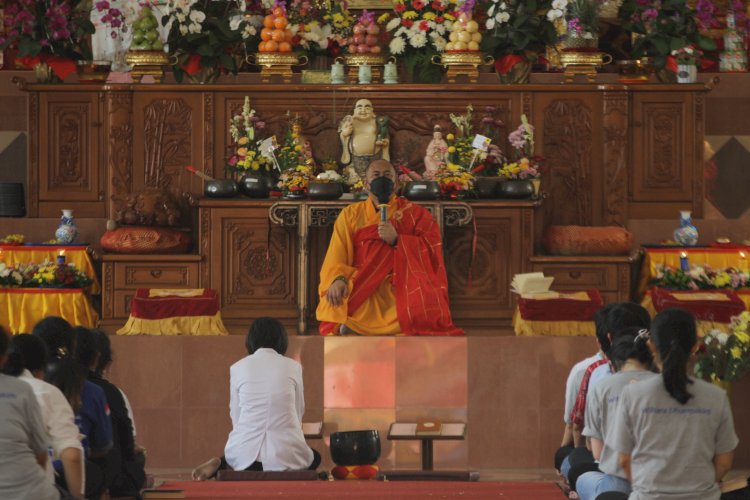 Perayaan Waisak 2566 BE di Wihara Dharmakirti Palembang. (Istimewa/rmolsumsel.id)