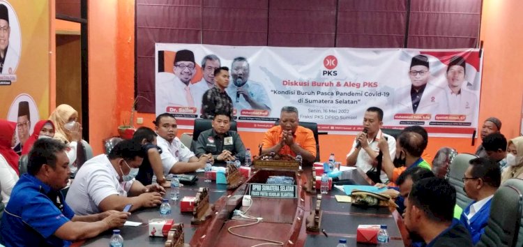 Diskusi buruh dan anggota legislatif dari PKS di DPRD Sumsel, Senin (16/5). (Dudy Oskandar/rmolsumsel.id)
