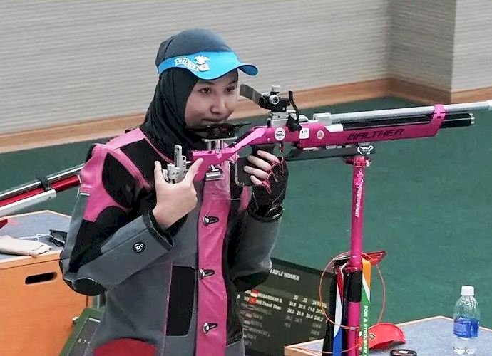 Penembak Indonesia Dewi Laila Mubarokah meraih medali emas nomor 10 meter Air Rifle Putri SEA Games XXXI di Hanoi National Sport Training Center, Senin (16/5). (NOC Indonesia/rmolsumsel.id)