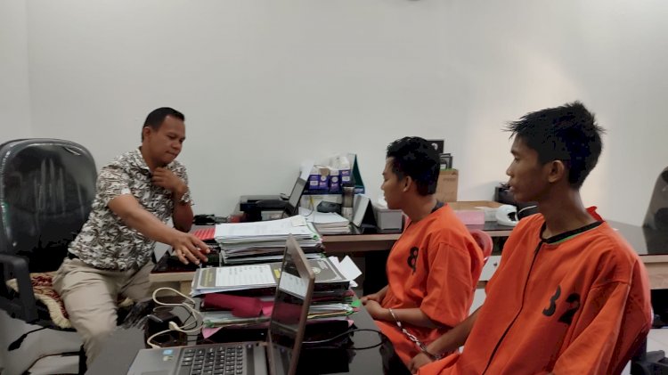 Dua tersangka pencurian AC di UPTD Laboratorium Palembang berhasil diamankan kepolisian/Mita Rosnita. 