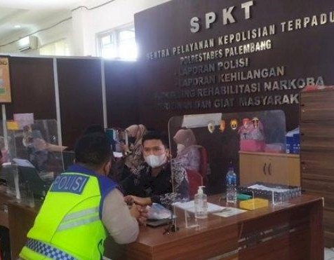 Briptu Nauval Yudhistira saat membuat laporan polisi tindak kekerasan yang dilakukan sopir truk ayam yang akan ditilang, Selasa (17/5). (Ist/rmolsumsel.id)