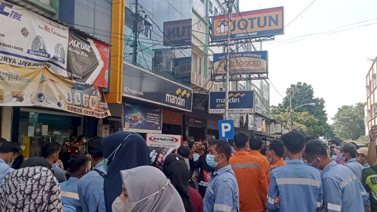 Aksi ratusan karyawan PT Titan saat melakukan aksi di depan Kantor Bank Mandiri di Muara Enim pada April lalu. (Noviansyah/rmolsumsel.id)