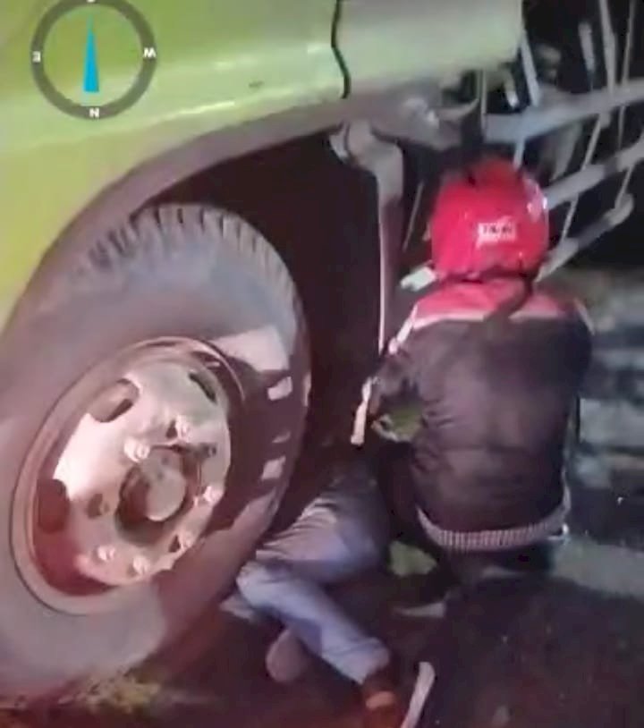 Korban Teguh sebelum dievakuasi dari bawah truk yang menabrak dan melindasnya, Selasa malam (17/5). (Ist/rmolsumsel.id)