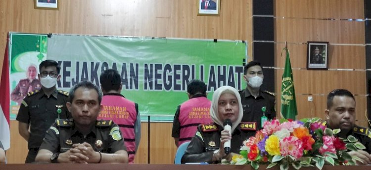Kepala Kejaksaan Negeri Lahat Nilawati saat rilis dua tersangka kasus dugaan korupsi di Dinas Perpustakaan Lahat, Selasa (17/5). (Ist/rmolsumsel.id)