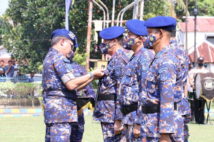 Kepala Badan Pemeliharaan Keamanan (Kabaharkam) Polri, Komjen Pol Drs Arief Sulistyo memberikan penghargaan kepada Polairud Polda Sumsel lantaran berhasil mengungkap kasus penyelundupan lobster. (Mita Ros Mita/Rmolsumsel.id). 