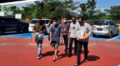 Dokter gadungan YTP saat diserahkan ke KejaribOKU Timur oleh anggota Polres OKU Timur guna menjalani persidangan. (Ist). 