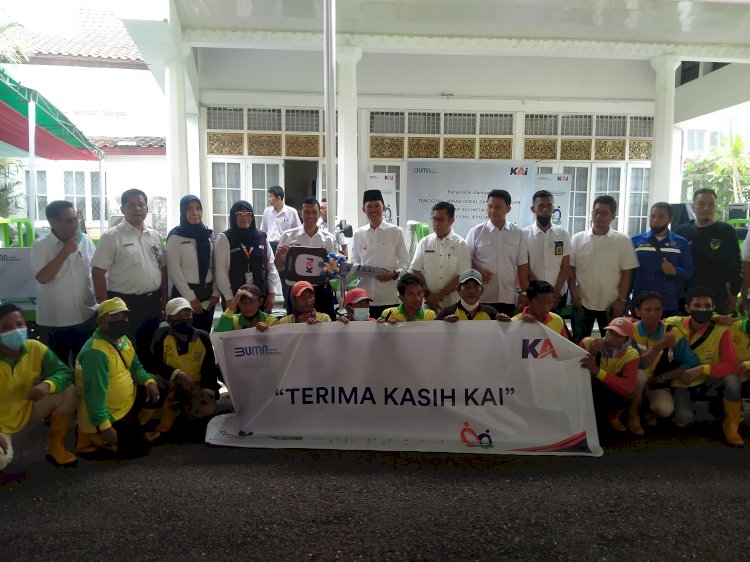 Pemberian bantuan dari PT KAI Divre III Palembang yang dilakukan di Rumah Dinas Walikota Palembang, Rabu (18/5). (Humaidy Aditya Kenedy/Rmolsumsel.id). 