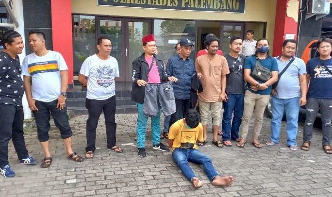 Pelaku Curanmor saat ditangkap Satreskrim Polrestabes Palembang/Ist