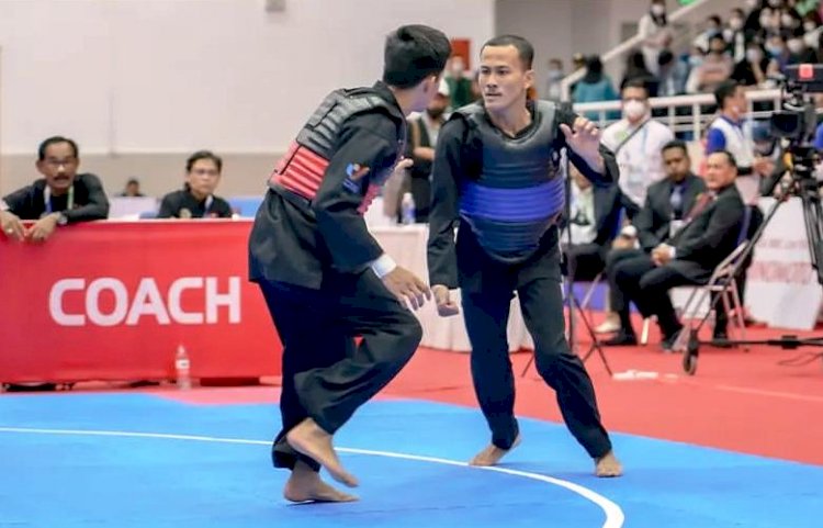 Atlet pencak silat Indonesia Khoirudin Mustakim saat menghadapi wakil Malaysia Muhammad Khairi Adib di final tanding kelas B. (NOC Indonesia/rmolsumsel.id)